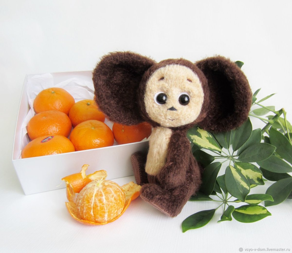 Чебурашка в ящике с апельсинами