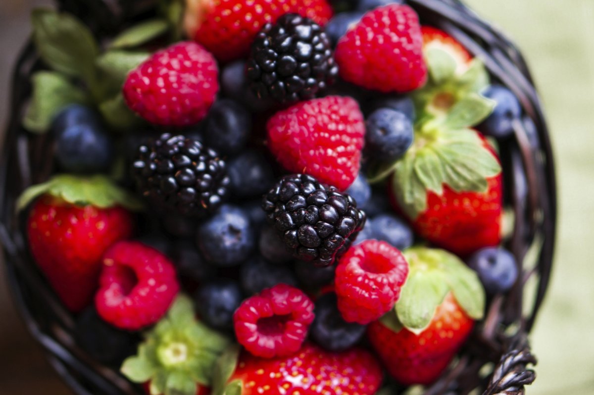 Ягодное лукошко с разными ягодами