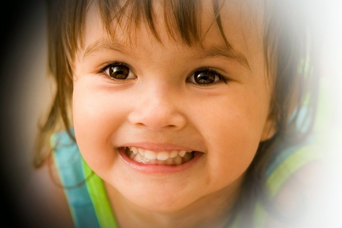 Широкая улыбка ребенка