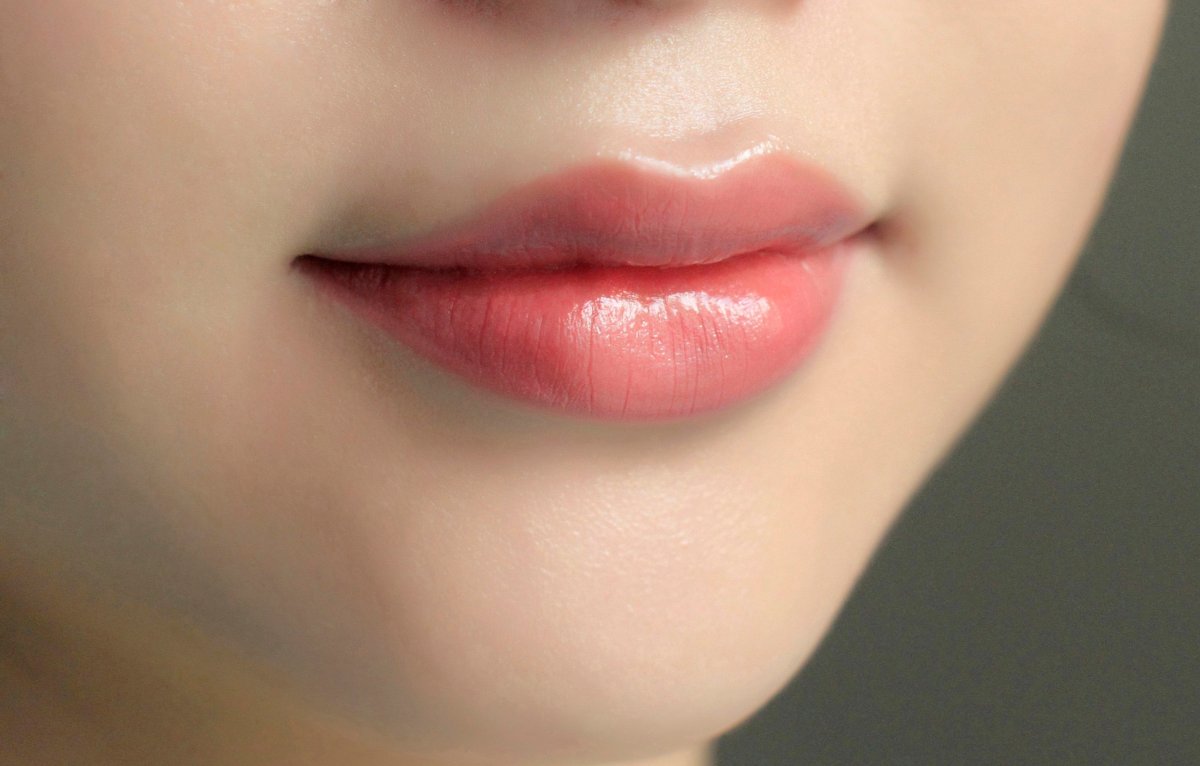 Бальзам для губ с красным оттенком