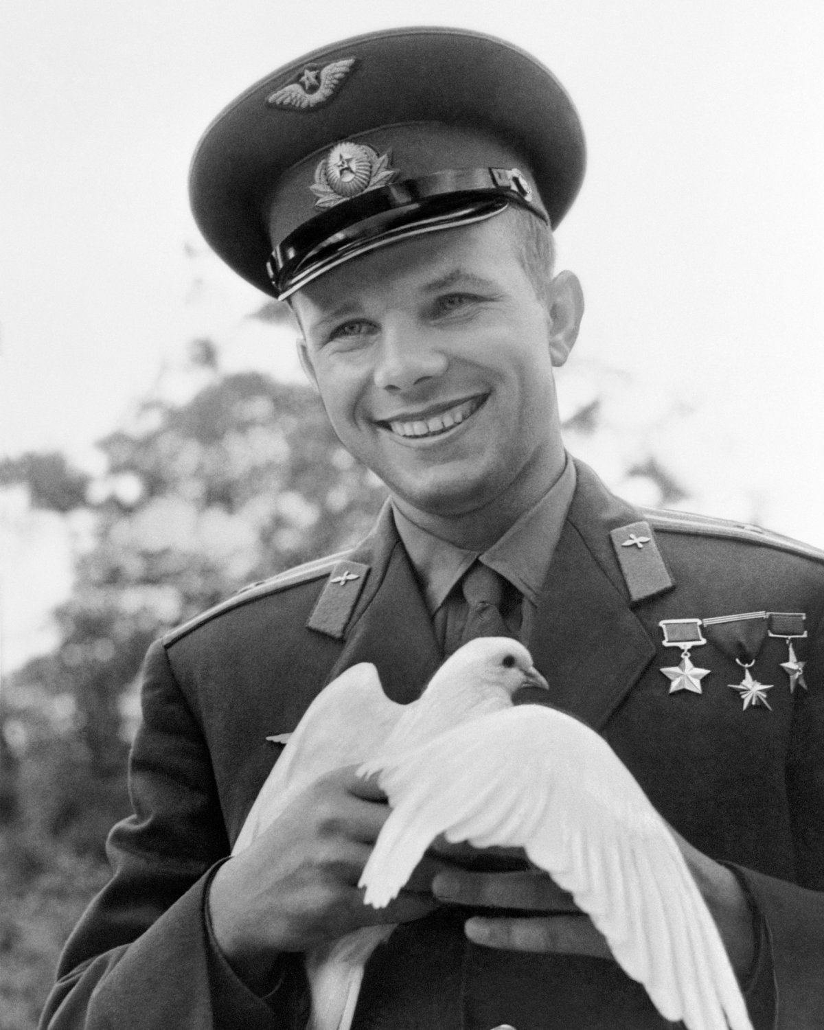 Гагарин Юрий Алексеевич с голубем