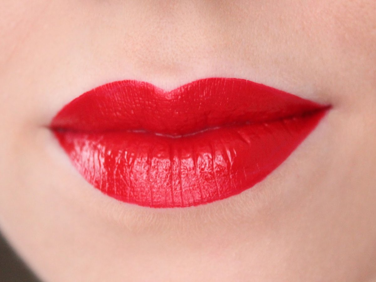 Розовая помада на губах