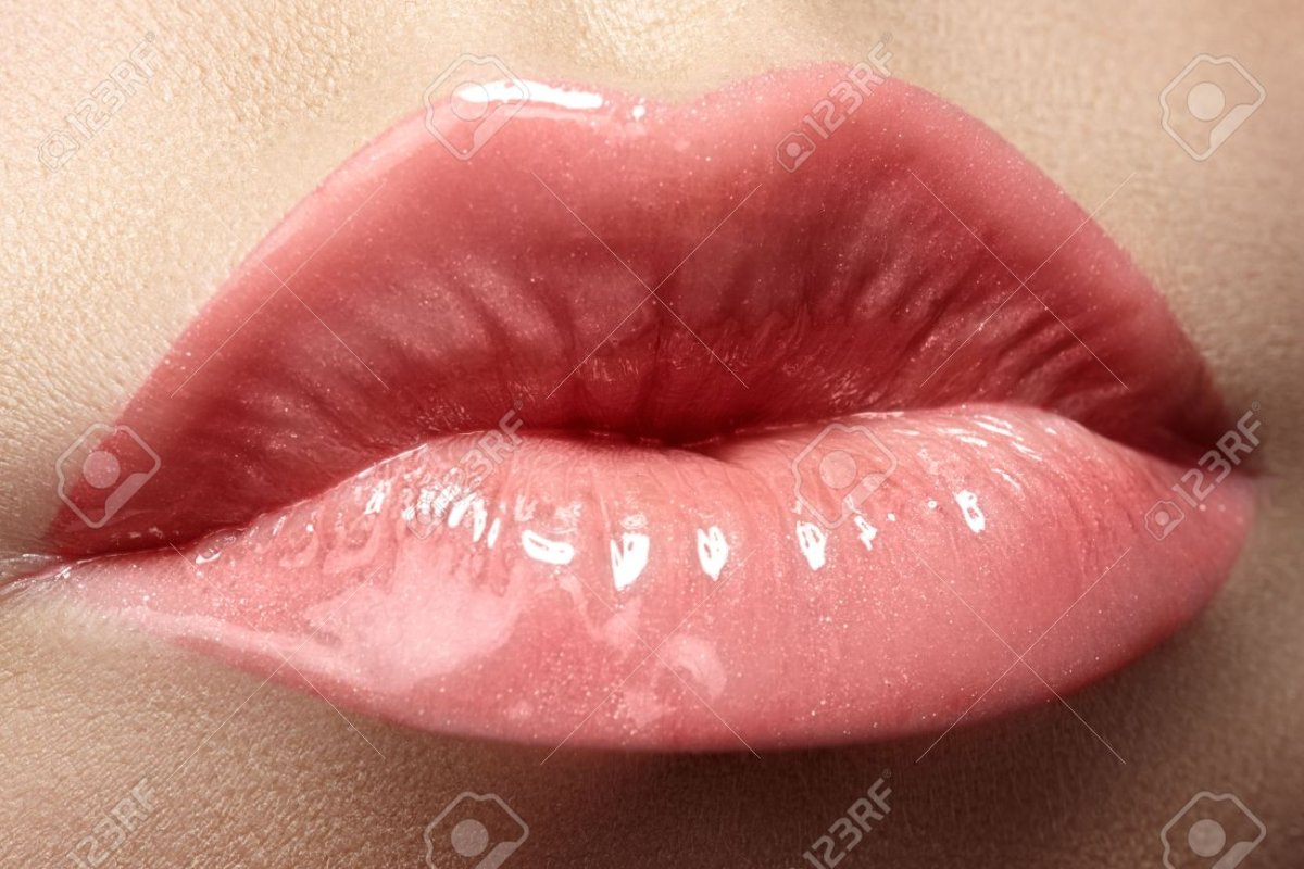 Накрашенные губы на белом фоне