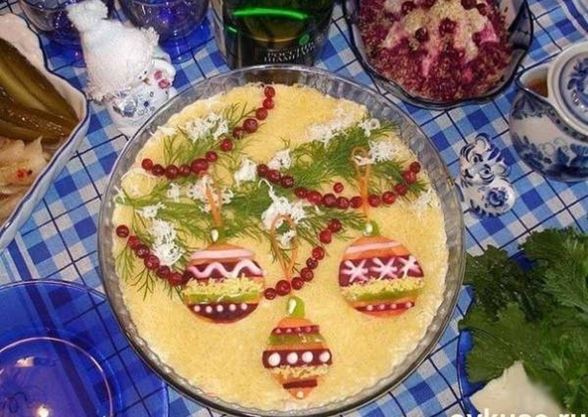 Дети за столом обедают