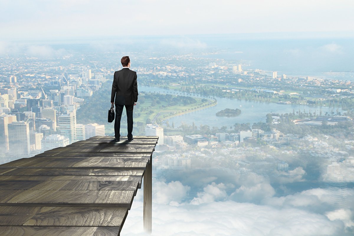 Бизнесмен на фоне города