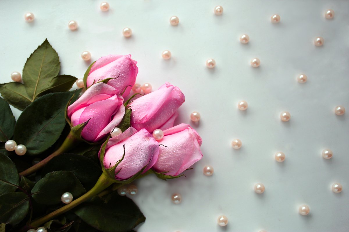 Розовый жемчуг и цветы