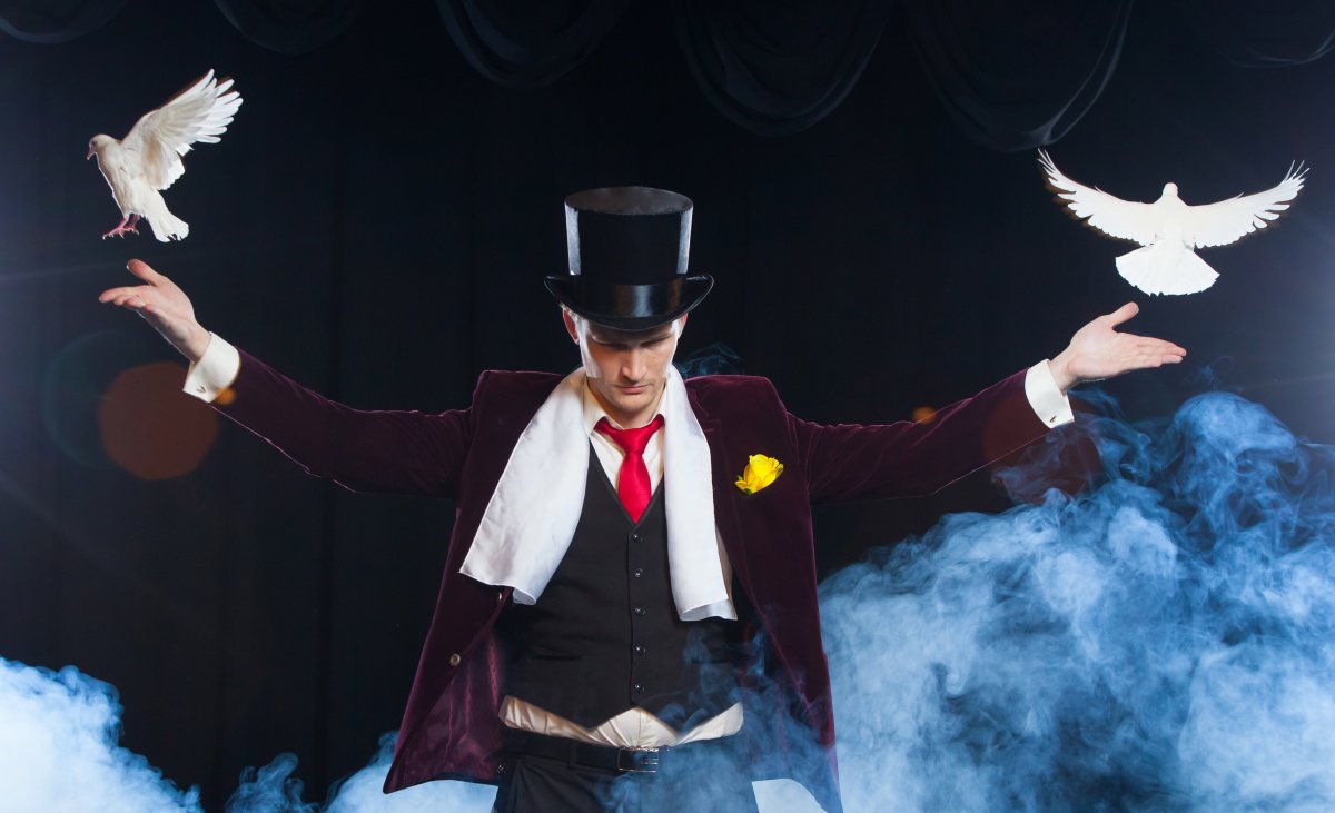 Фокусник с голубями