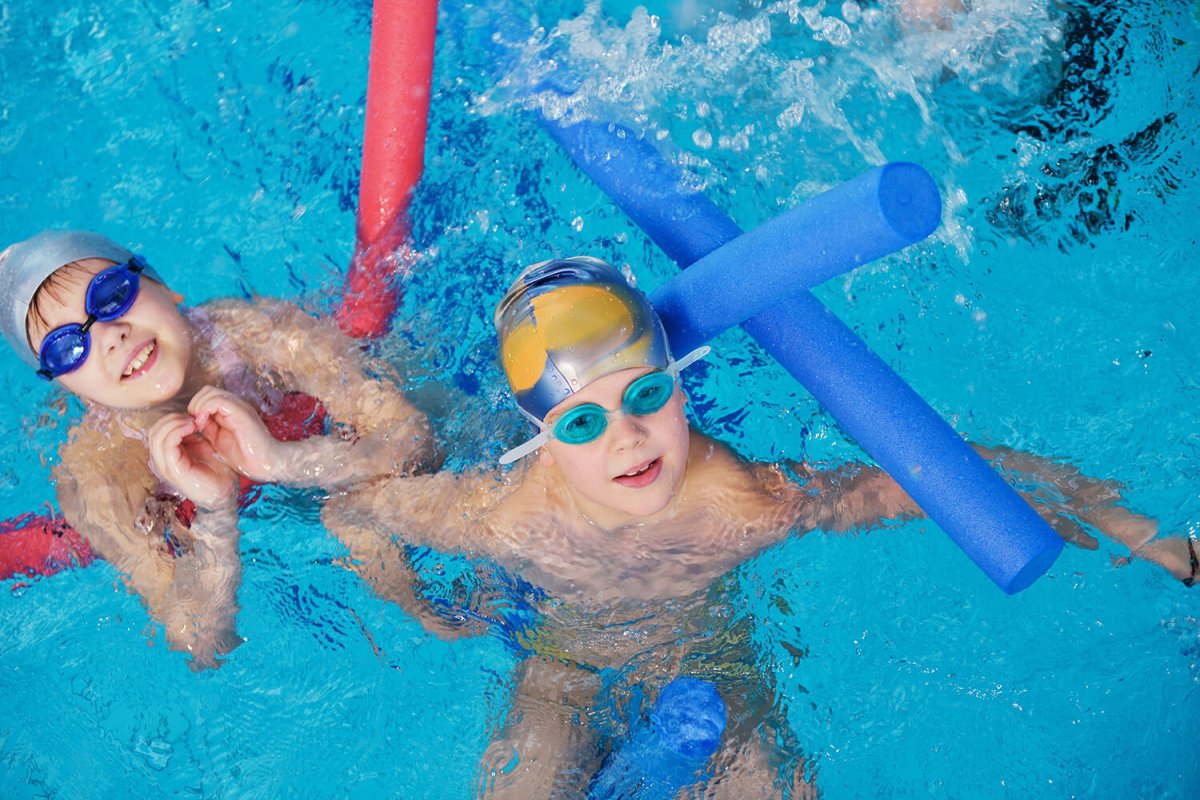 Плавание в бассейне дети