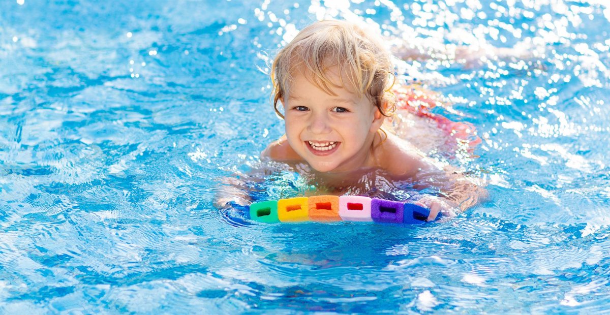 Фото в пустом бассейне дети