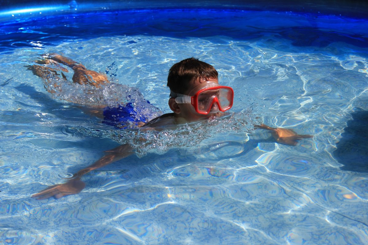 Дети плавают в бассейне