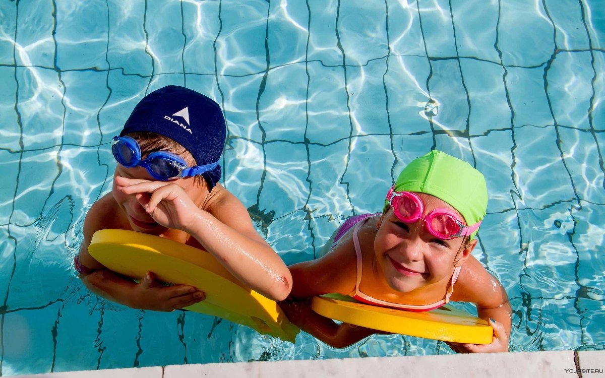 Дети в бассейне