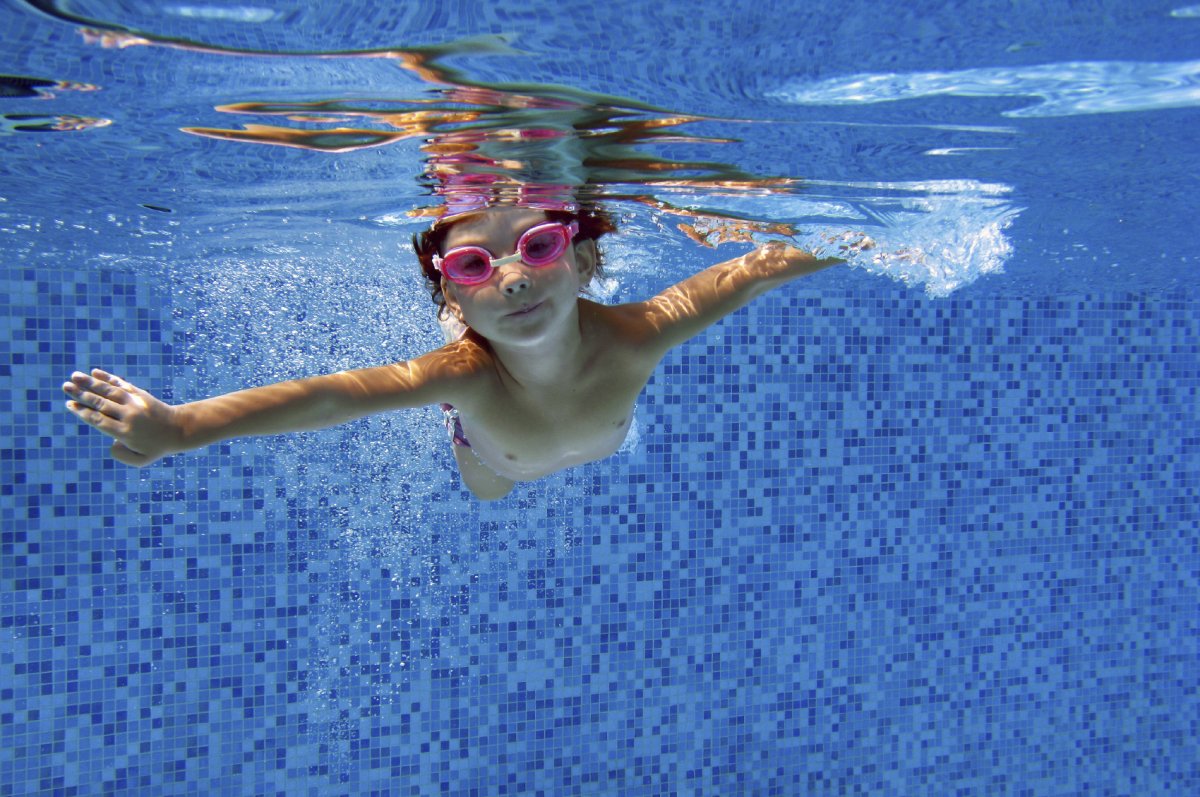 Дети в бассейне