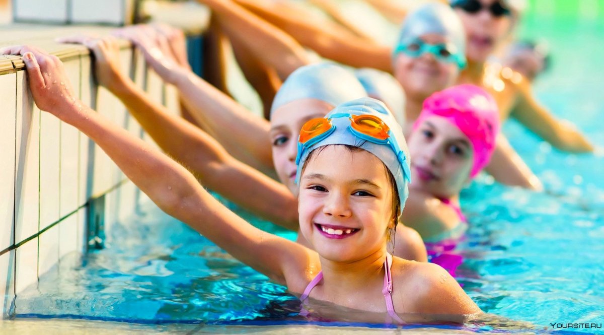 Дети в бассейне