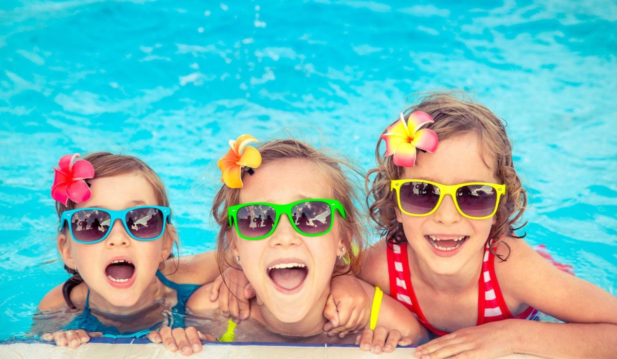 Счастливый ребенок в бассейне