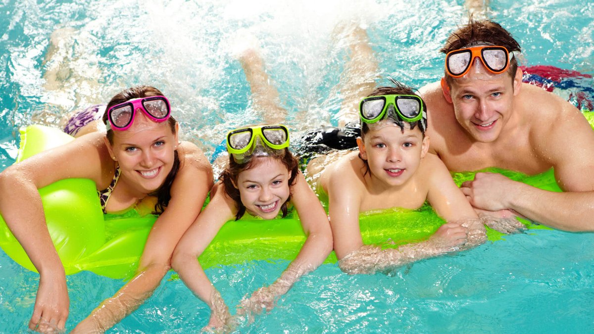 Купаться в бассейне