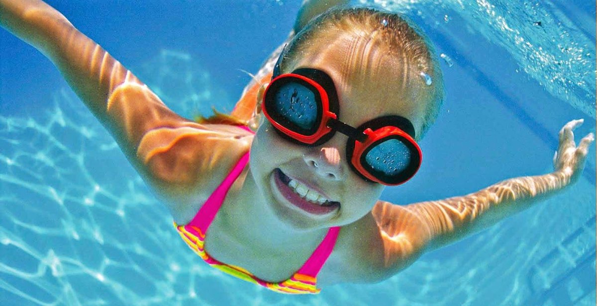 Детки в бассейне