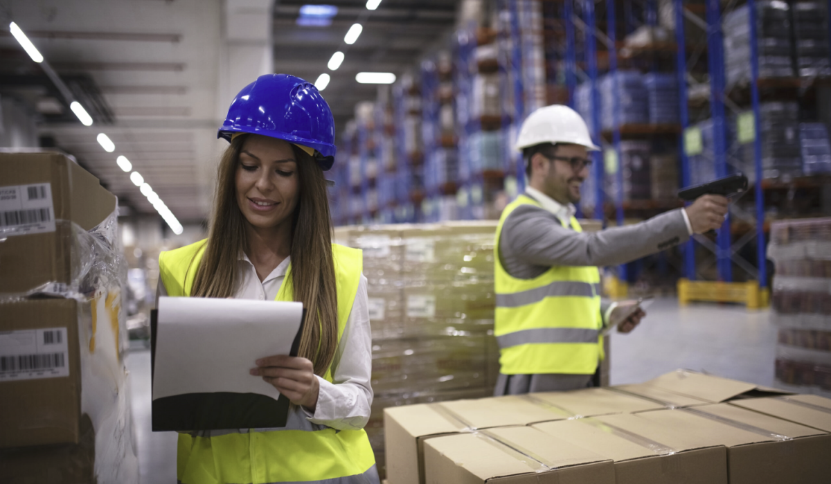 Девушка на складе