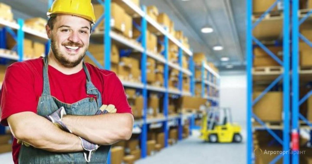 Работники склада мужчина и женщина