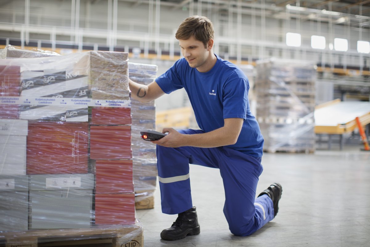 Человек на складе с коробками