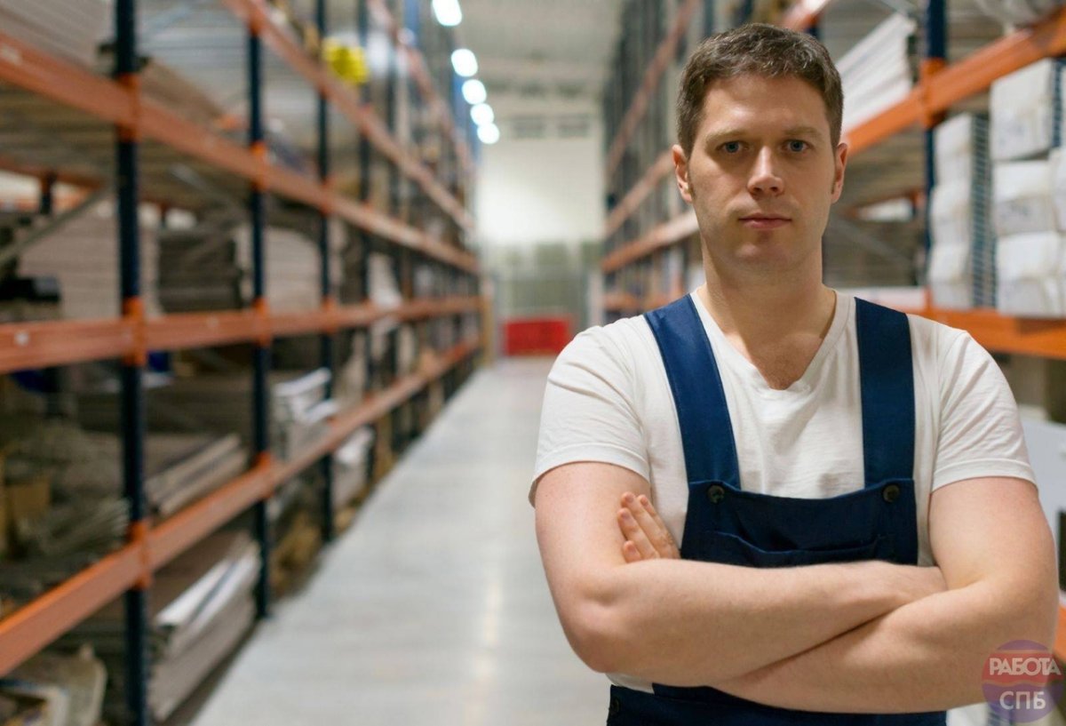 Женщина на складе