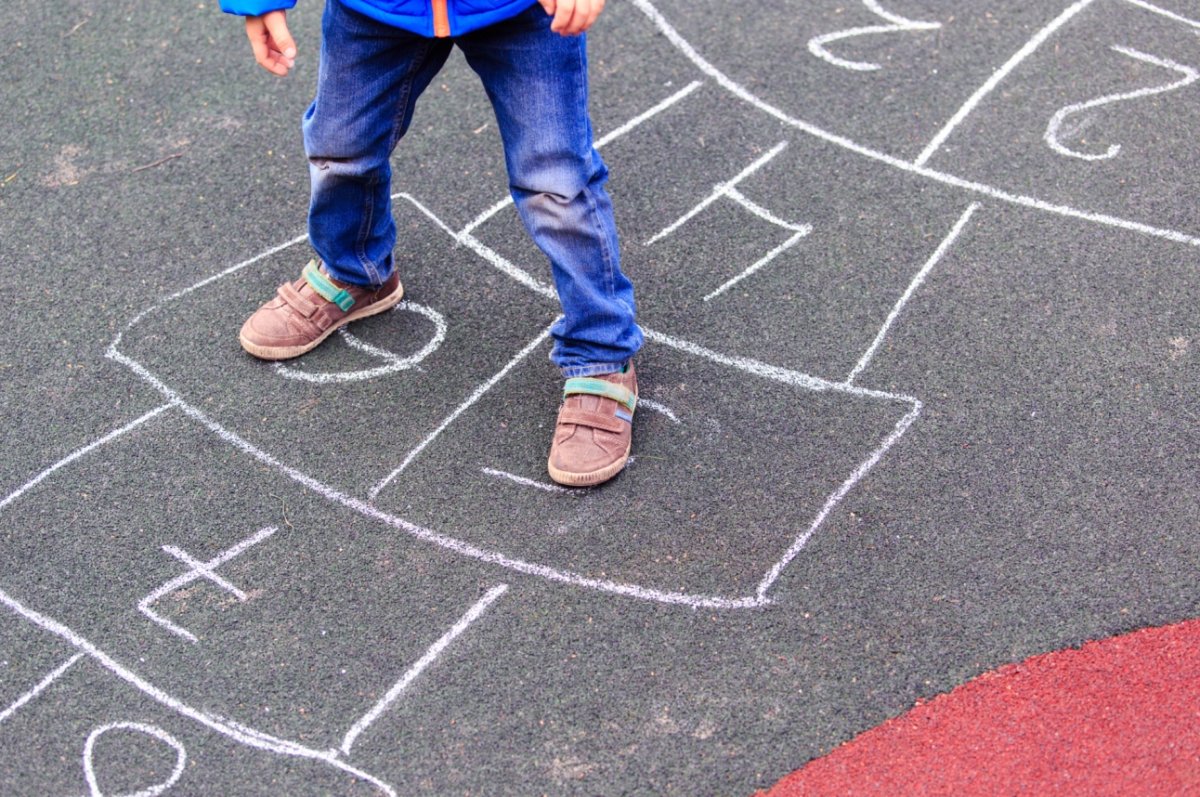 Дети играющие в классики