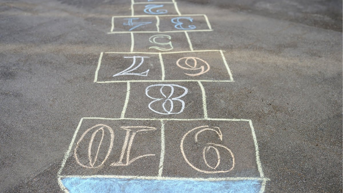 Классики мелом на асфальте