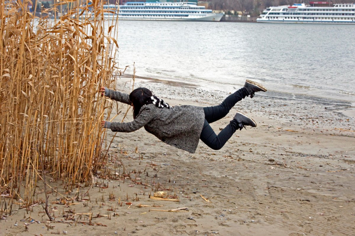 Человека сдувает ветром