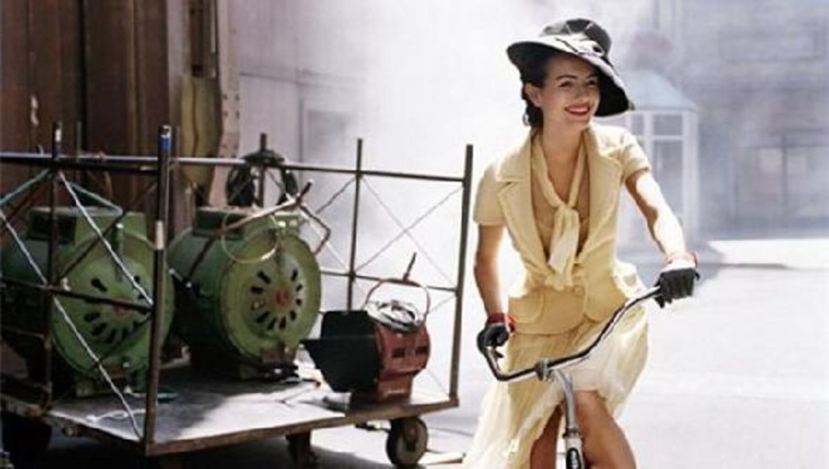 Девушка в платье на велосипеде ретро