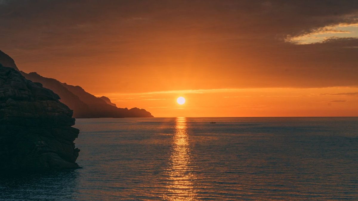 Горы на фоне заката