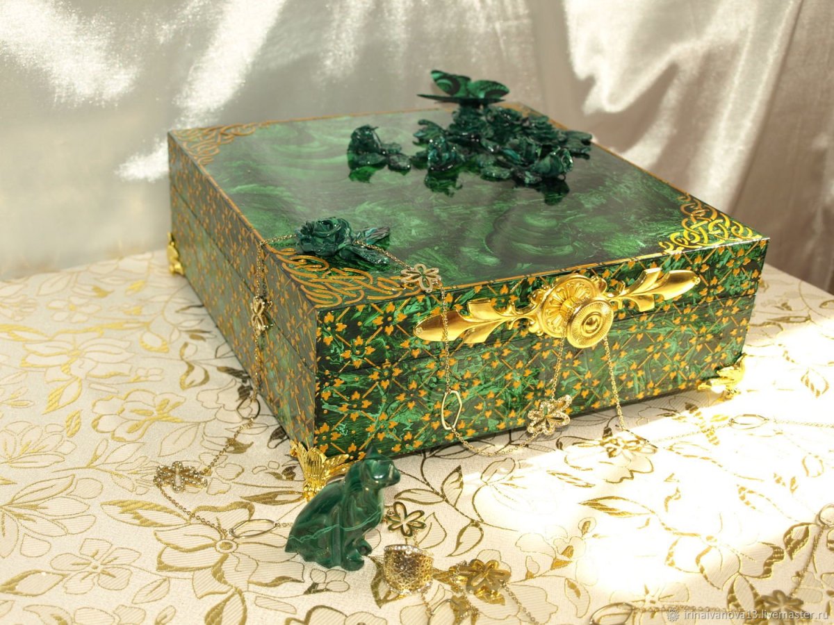 Малахитовая шкатулка сокровищница Урала