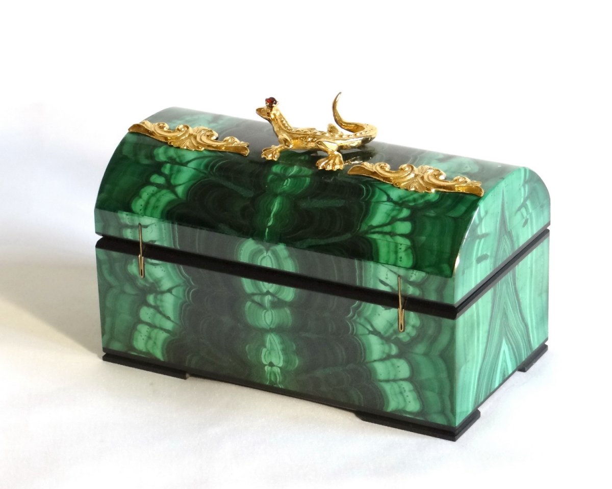 Малахитовая шкатулка с уральскими самоцветами