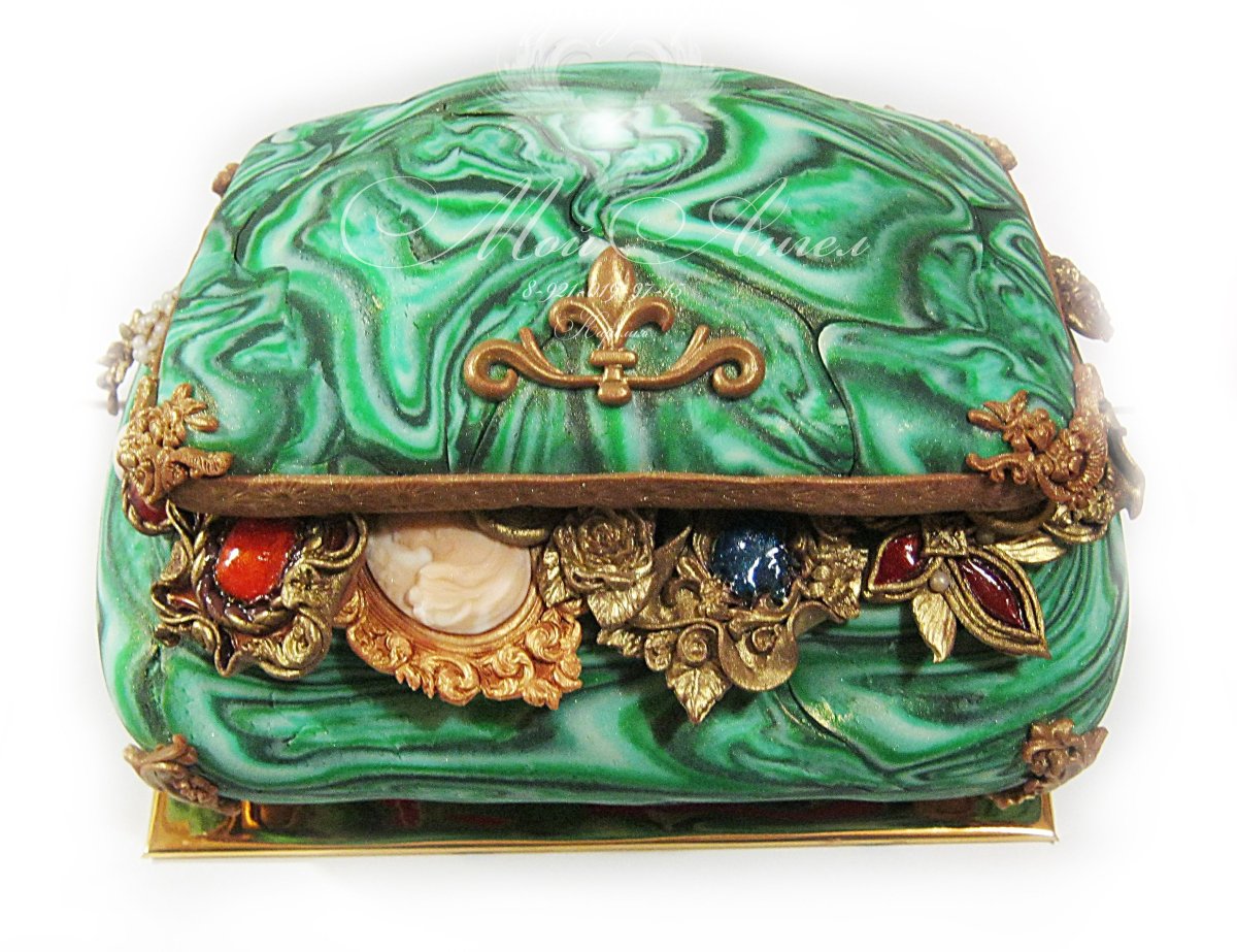 Драгоценности из сказки Бажова Малахитовая шкатулка