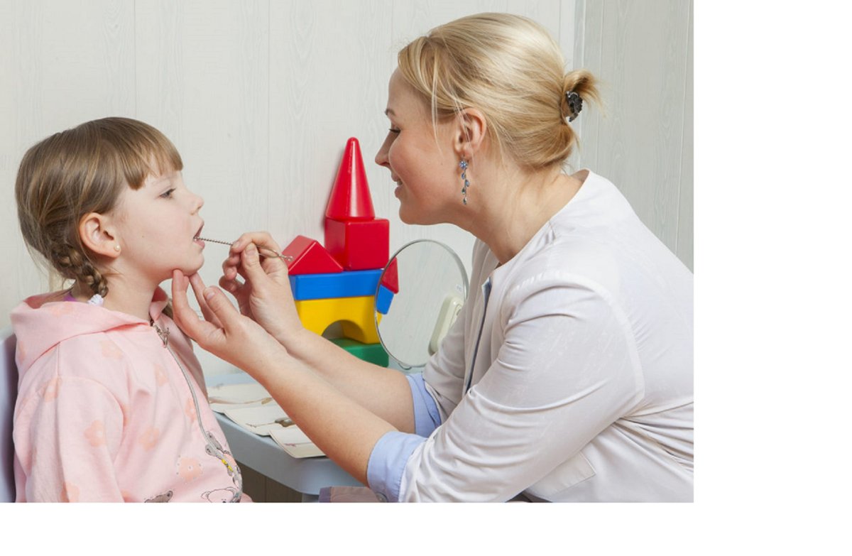 Дефектолог с ребенком