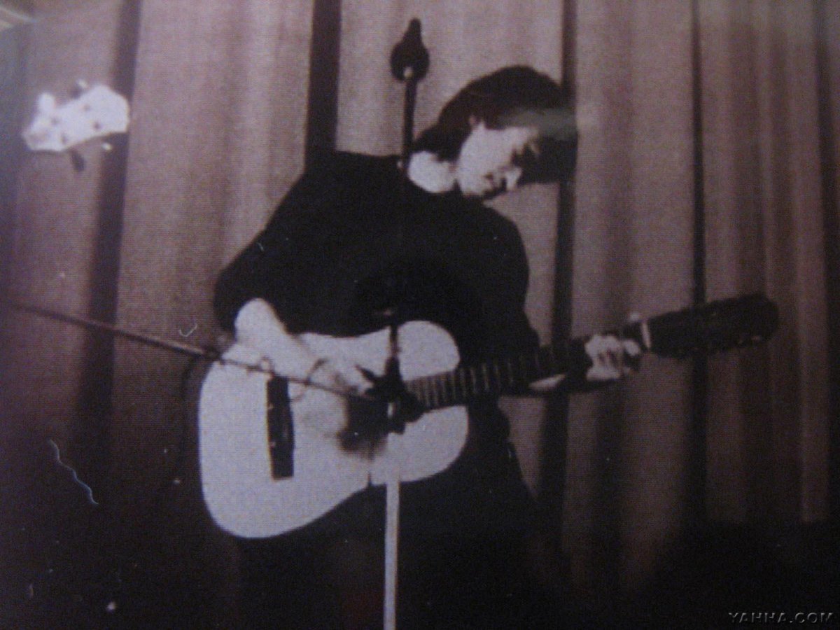 Виктор Цой с гитарой