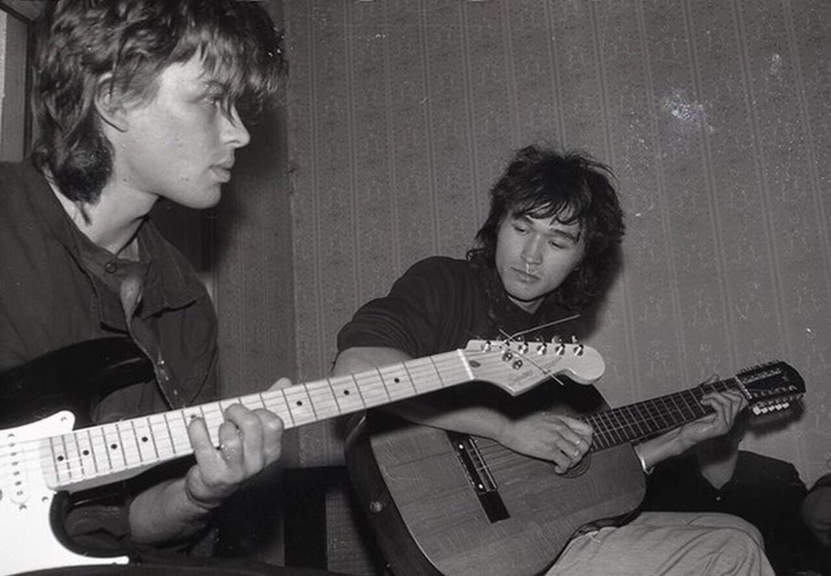 Виктор Цой в полный рост с гитарой