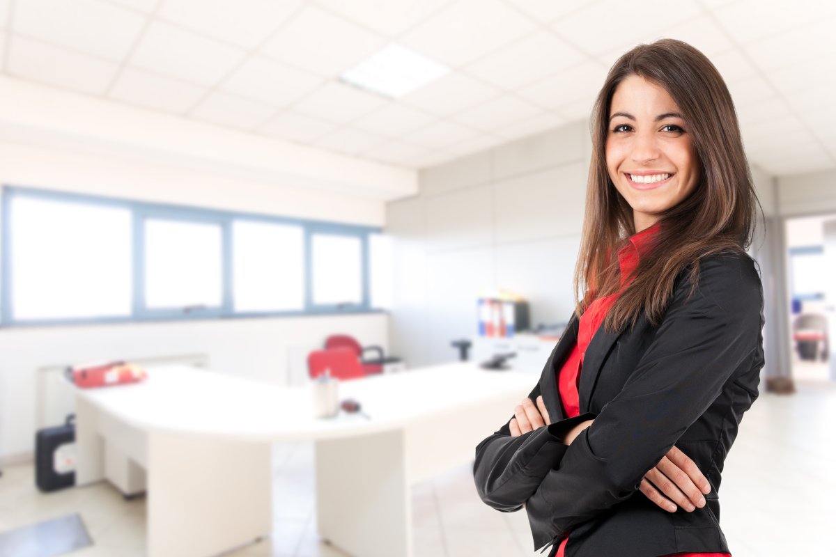 Красивая девушка в офисе