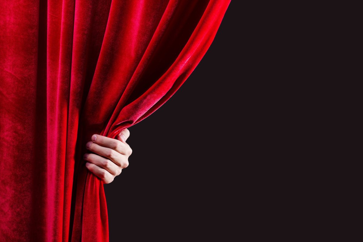 Приоткрытый занавес