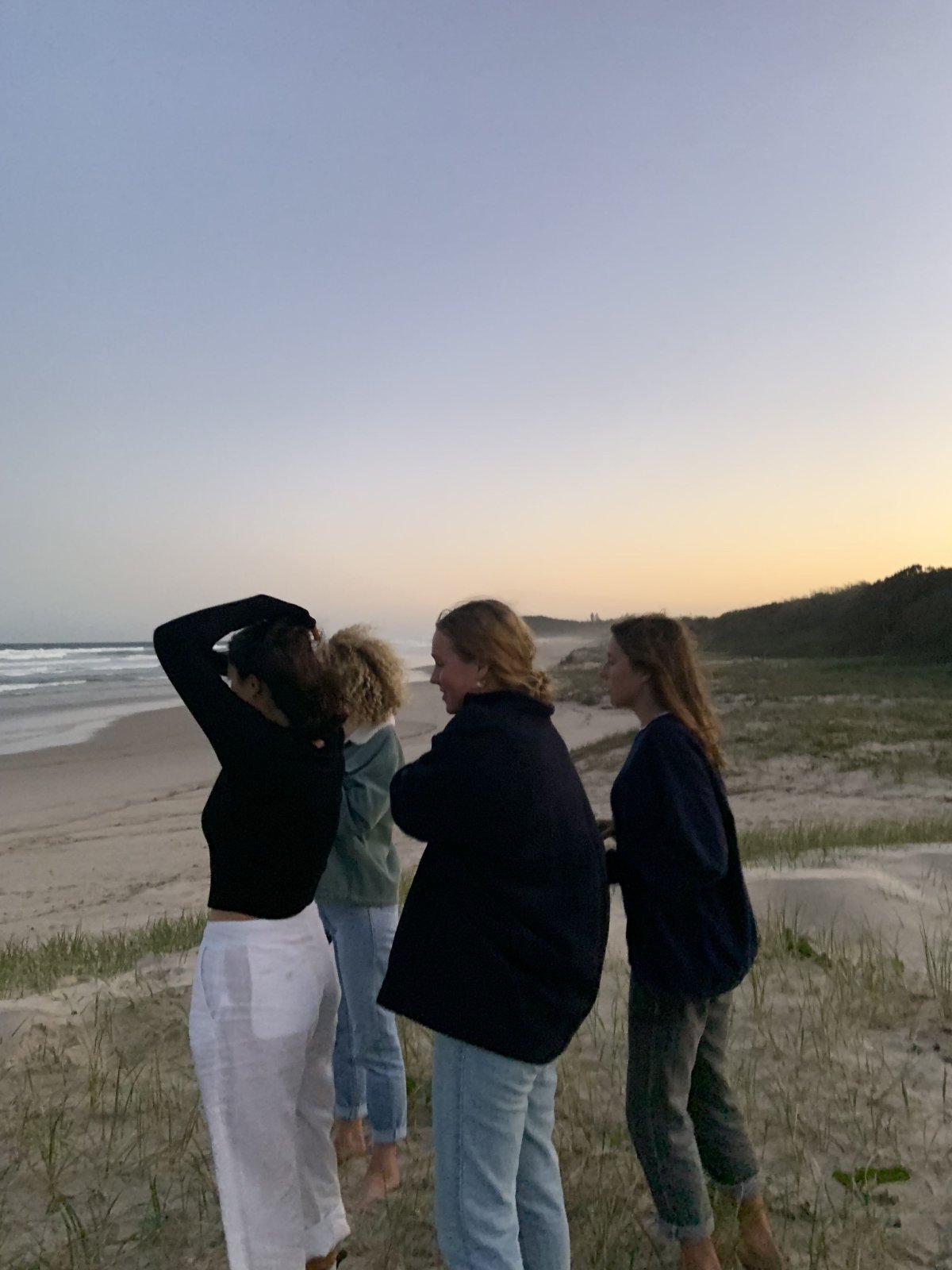 Девушка прыгает в море