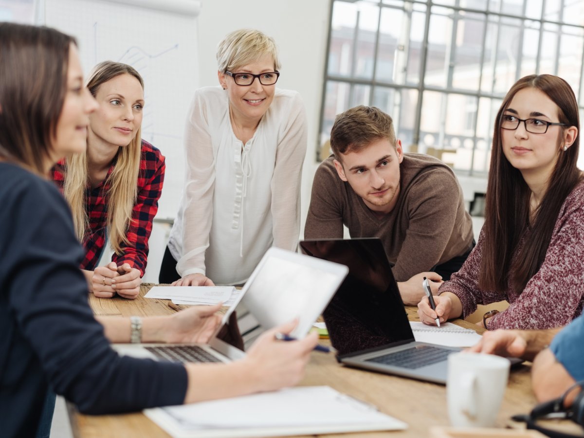 Группа студентов с преподавателем