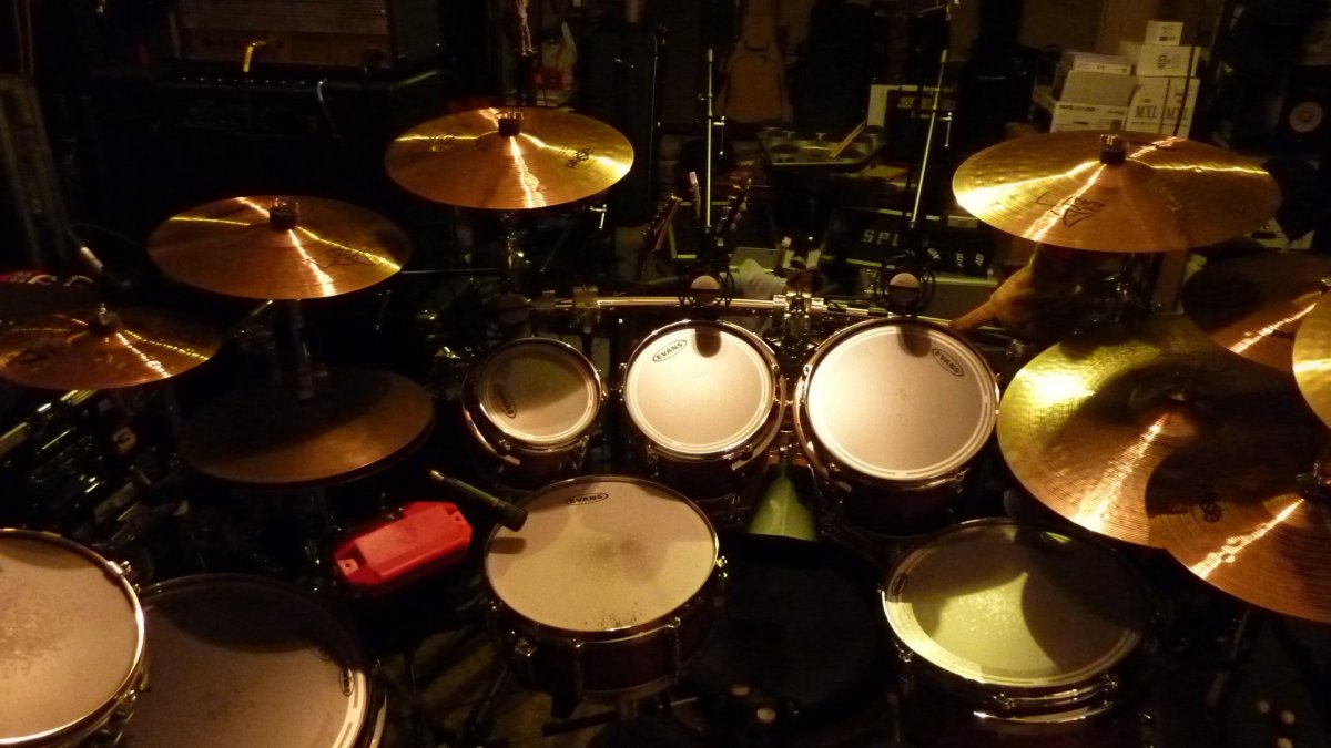 Инструмент с металлическим бубенчиками ударный