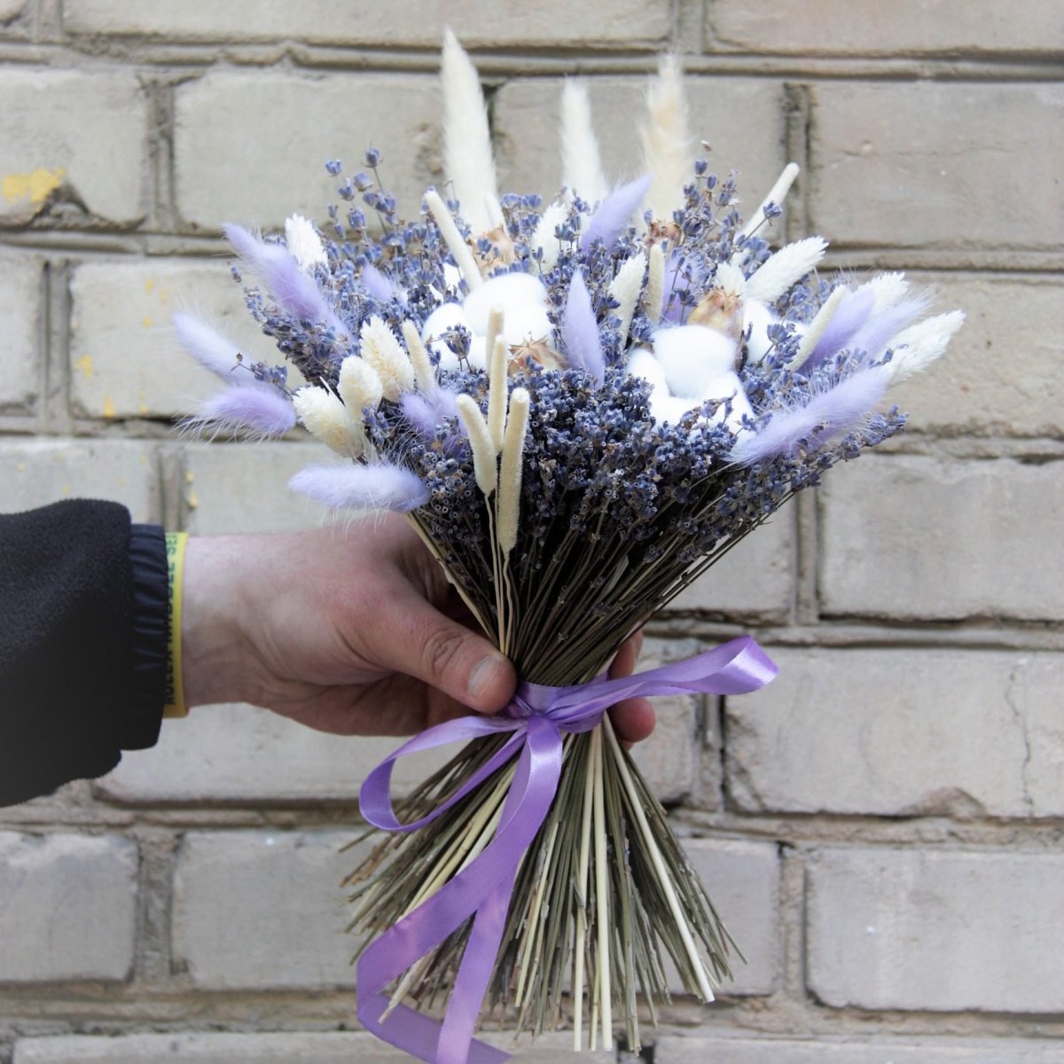 Букет из гипсофилы и лаванды