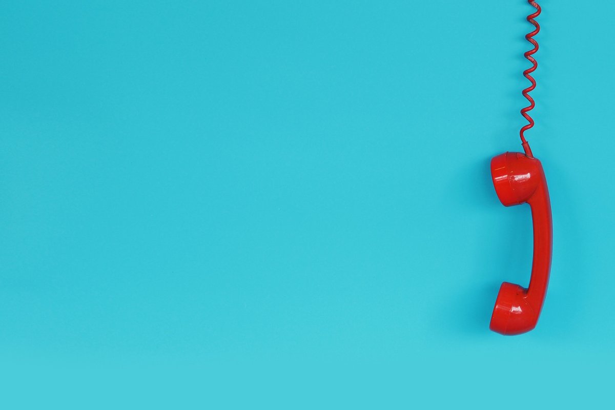 Телефонная трубка на столе