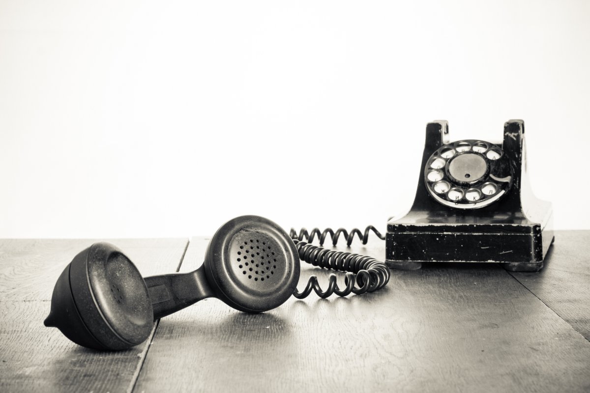 Снятая трубка телефона