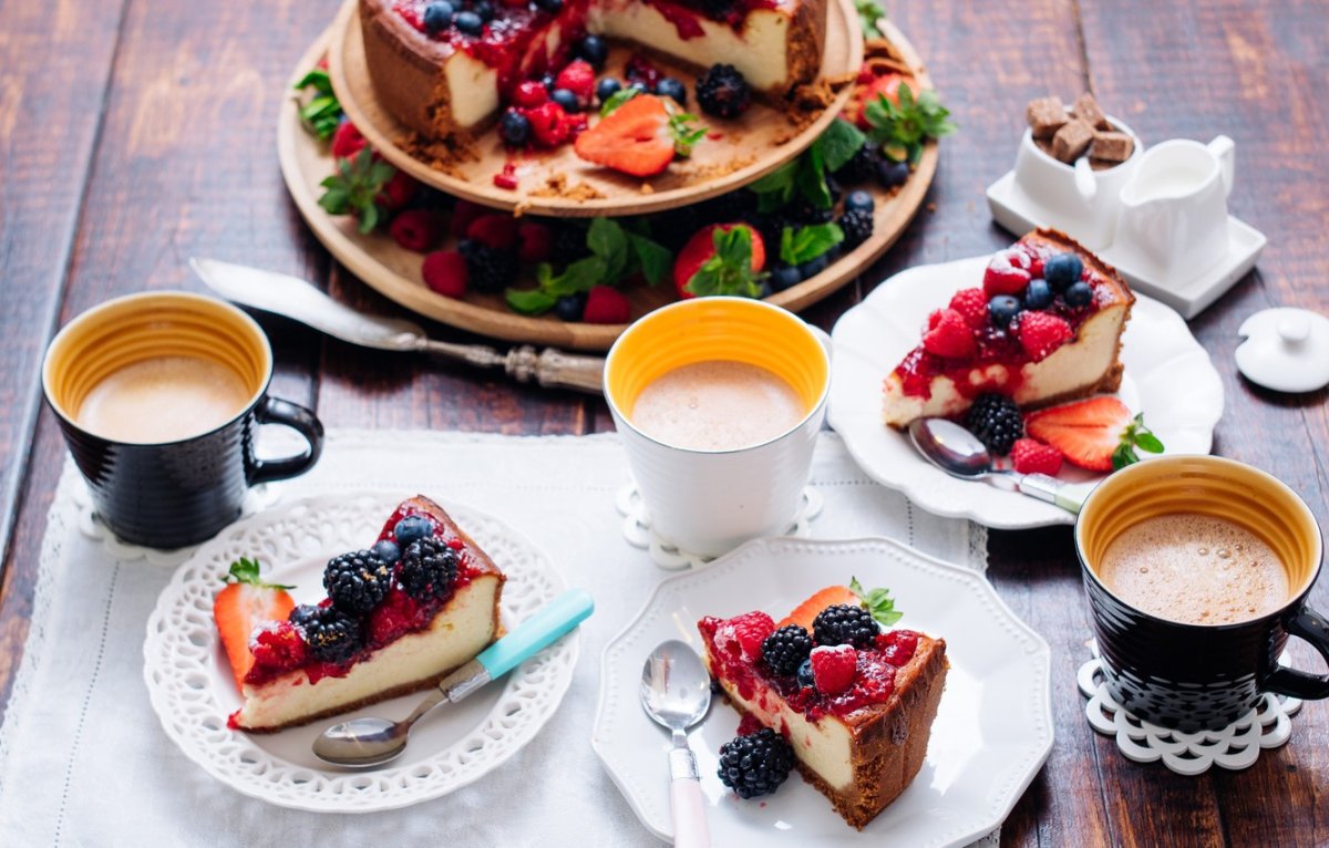 Чашка кофе и десерт