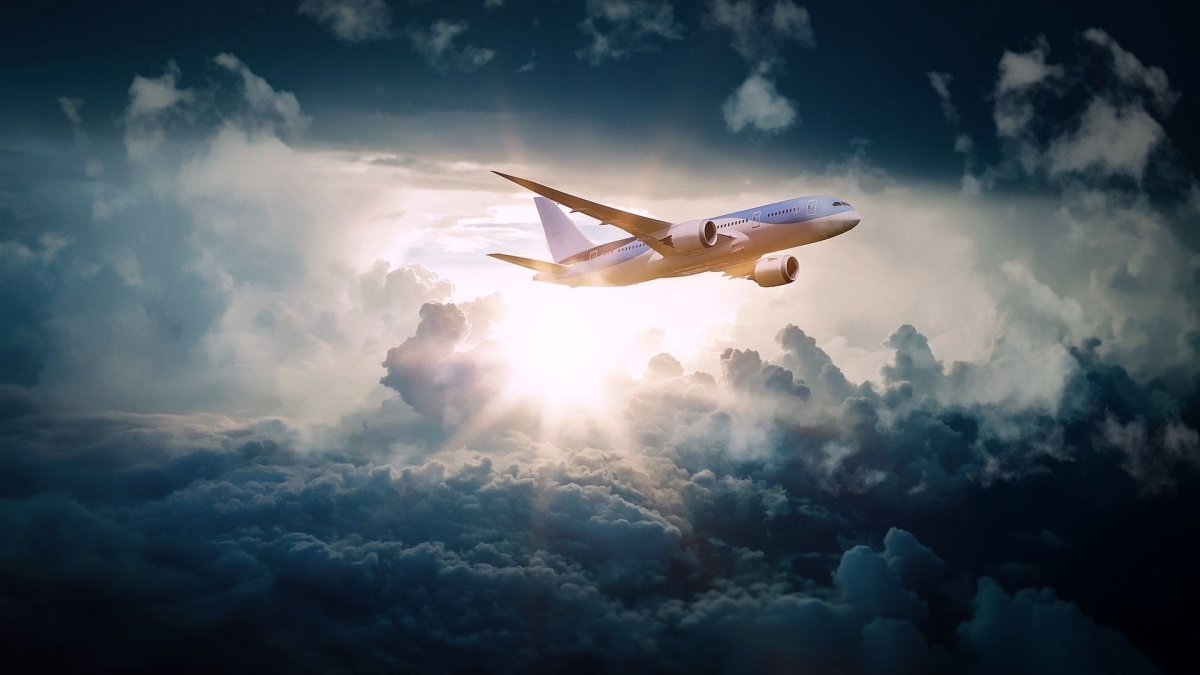 Самолет в облаках