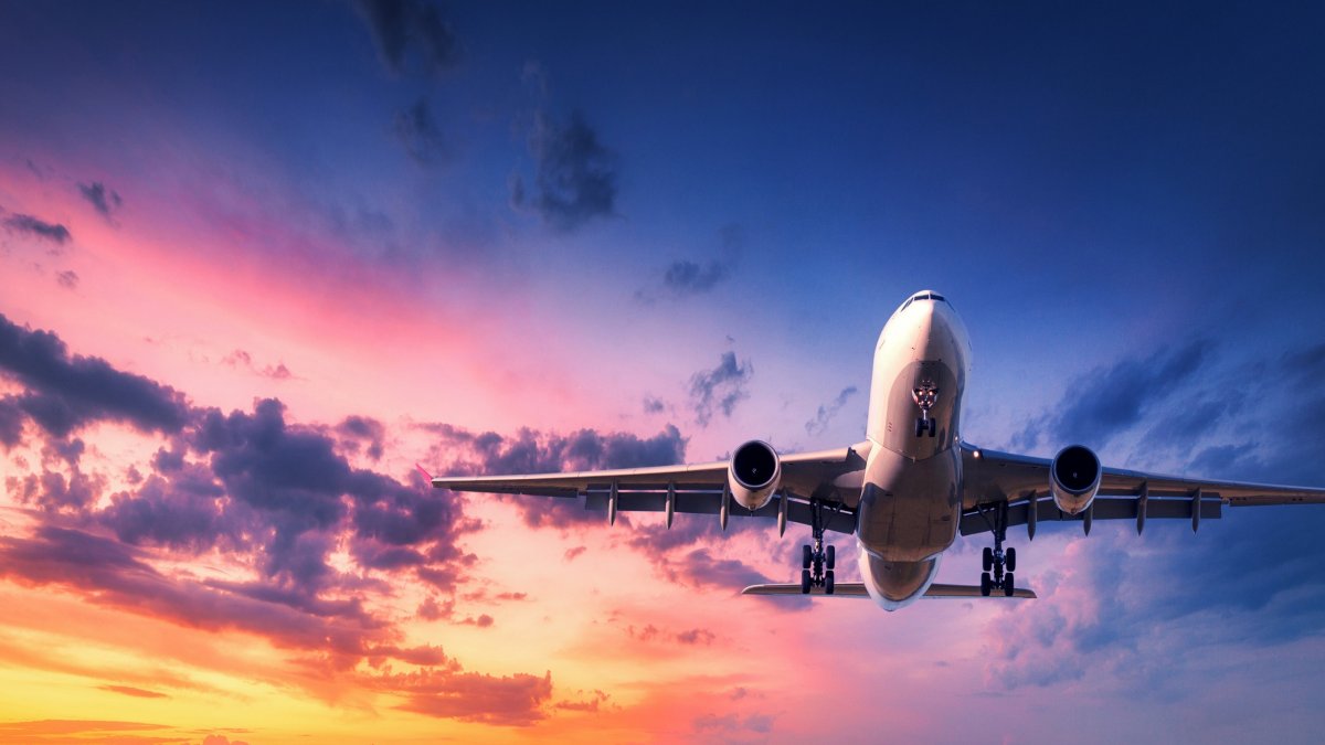 Самолет в небе