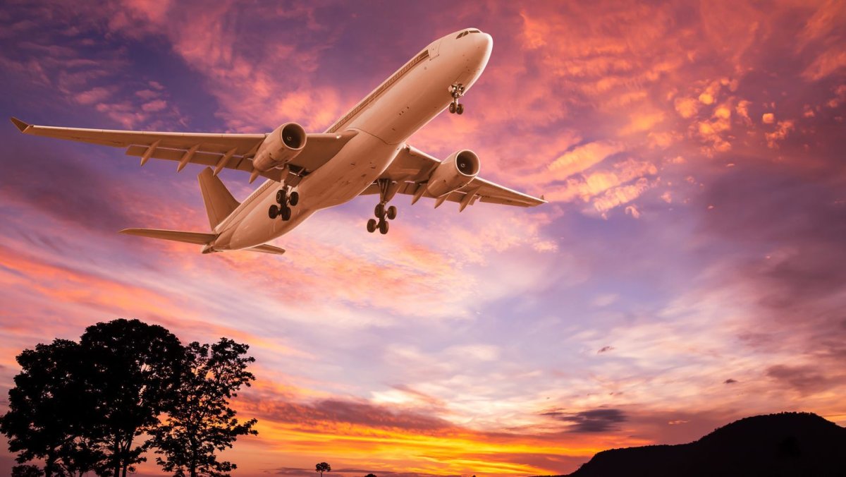 Самолет в небе