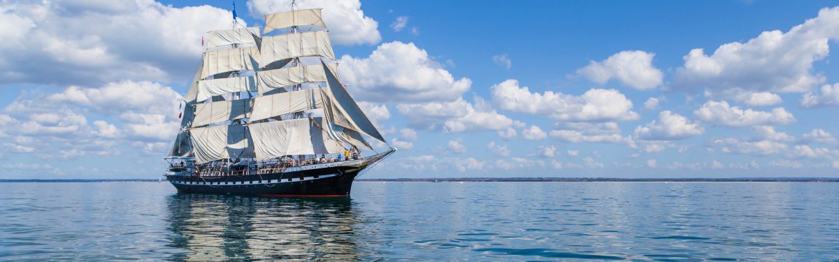 Корабль с поднятыми парусами