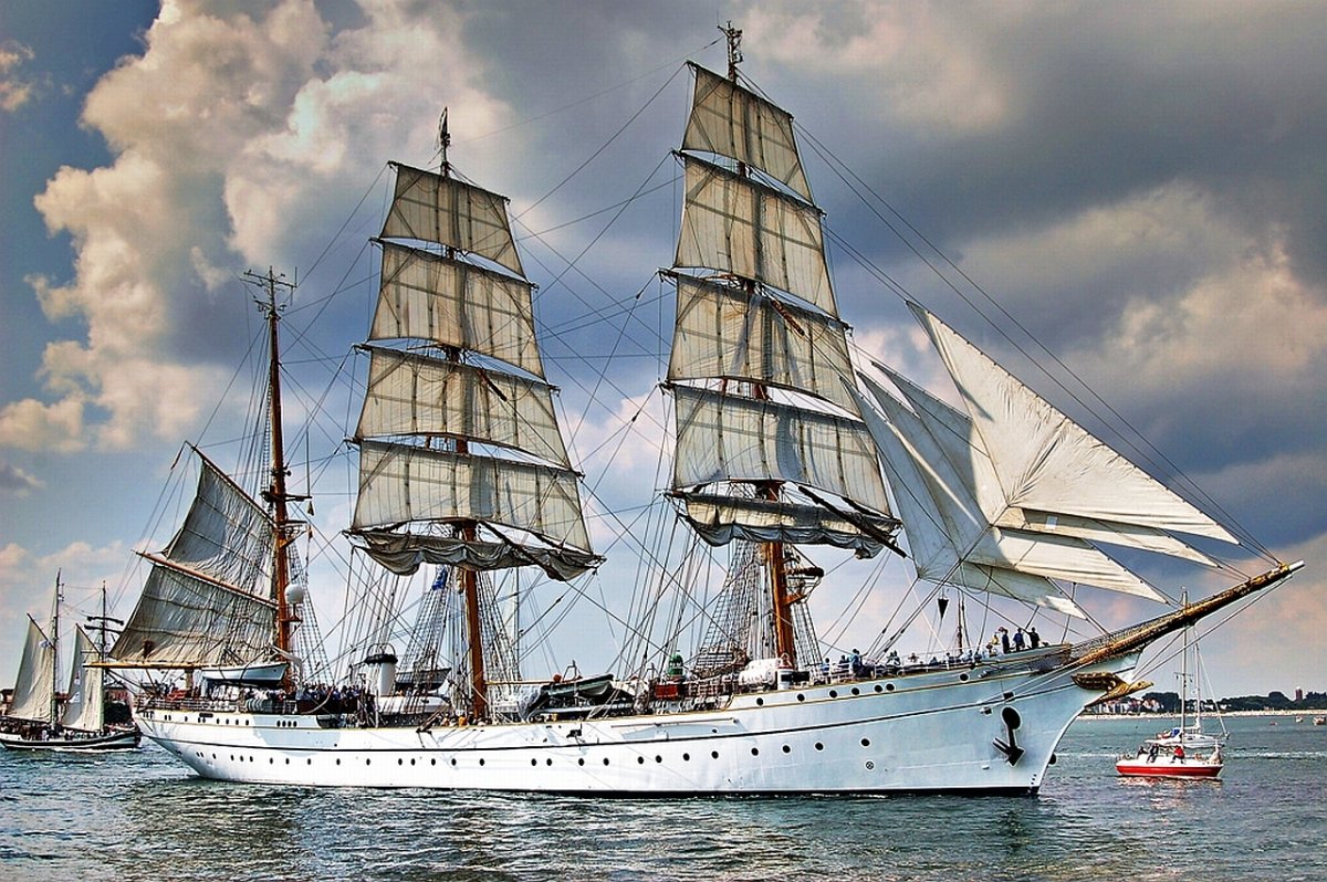 Корабль по морю плывет