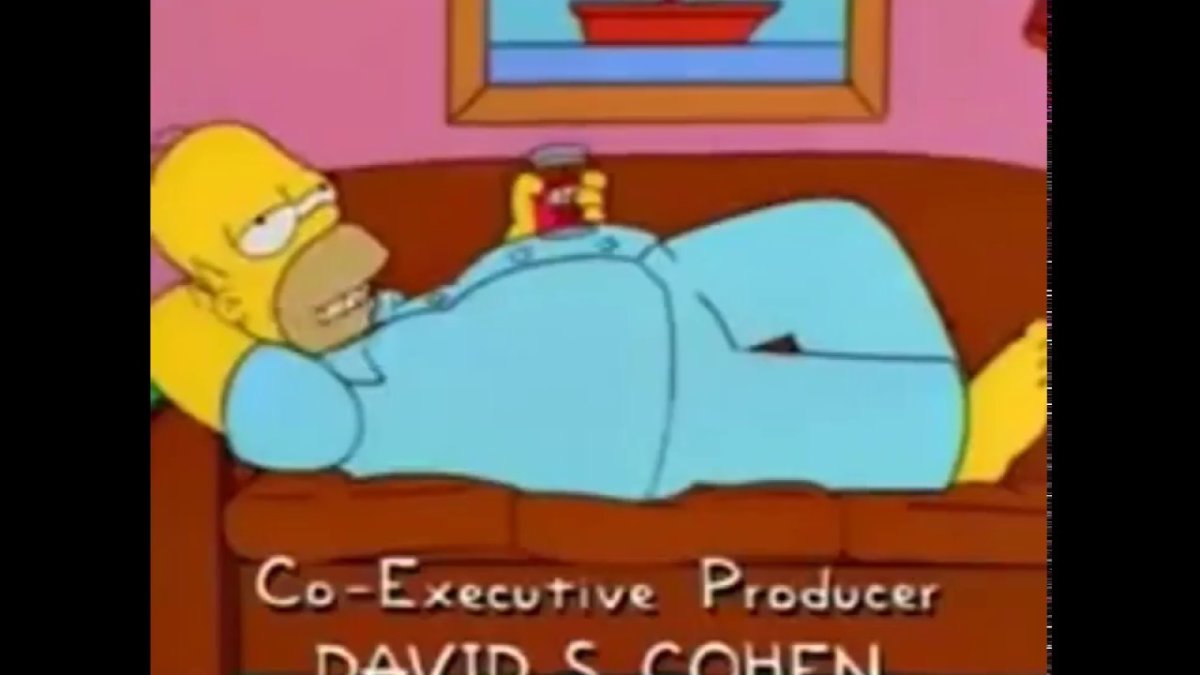 Гомер симпсон на диване с пивом